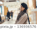 ショッピングモールで買い物をする女性 136936576