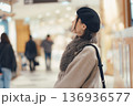 ショッピングモールで買い物をする女性 136936577