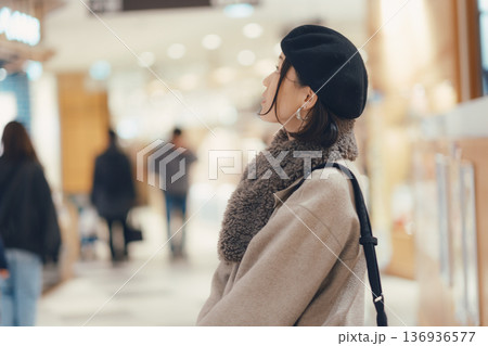 ショッピングモールで買い物をする女性 ショッピングモールで買い物をする女性 136936577