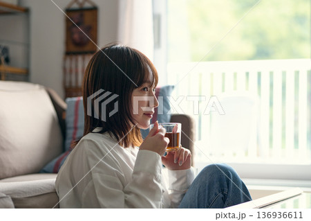 リビングで寛ぐ女性 リビングで寛ぐ女性 136936611