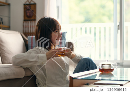 リビングで寛ぐ女性 136936613