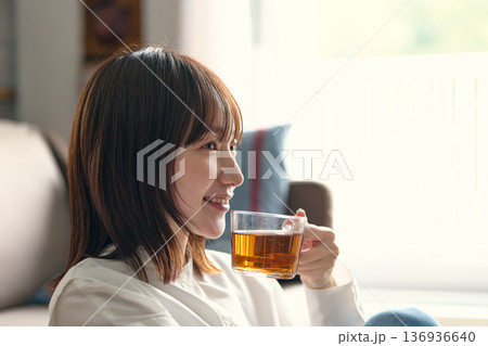リビングで寛ぐ女性 リビングで寛ぐ女性 136936640