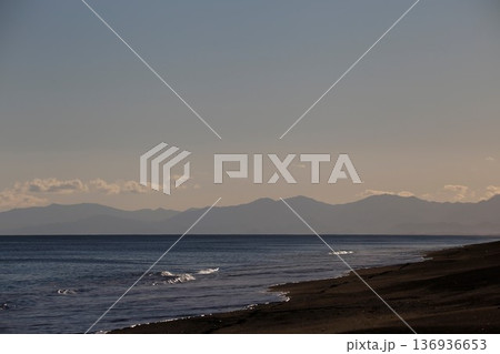 日高山脈と海 136936653