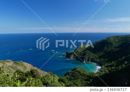 紺碧とエメラルドグリーンの海 紺碧とエメラルドグリーンの海 136936727