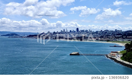 アメリカカリフォルニア州サンフランシスコのゴールデンゲートブリッジから見た風景 アメリカカリフォルニア州サンフランシスコのゴールデンゲートブリッジから見た風景 136936820