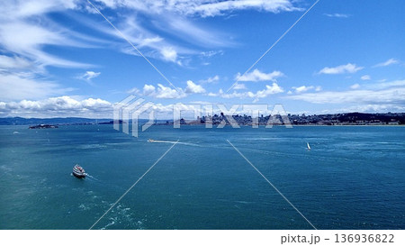 アメリカカリフォルニア州サンフランシスコのゴールデンゲートブリッジから見た風景 136936822