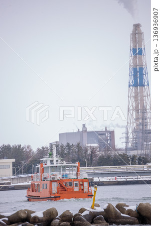 市民の生活を支える越の潟渡船 136936907