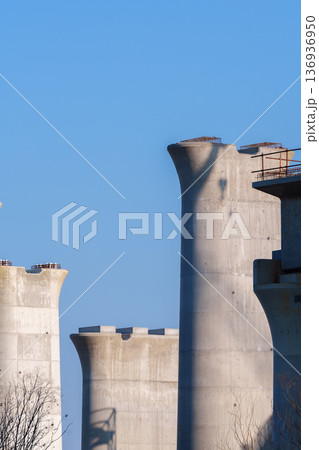 建設中のコンクリート橋脚と青空の背景 建設中のコンクリート橋脚と青空の背景 136936950