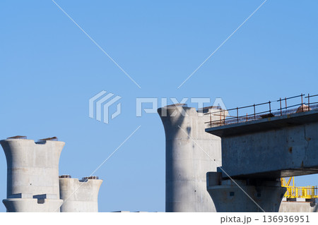 建設中のコンクリート橋脚と青空の背景 建設中のコンクリート橋脚と青空の背景 136936951