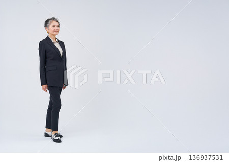 スーツ姿のシニア女性 スーツ姿のシニア女性 136937531