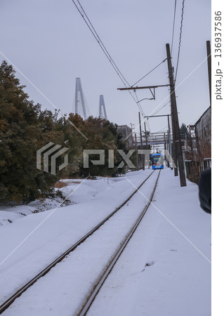 雪景色を走る万葉線のライトレール 雪景色を走る万葉線のライトレール 136937586