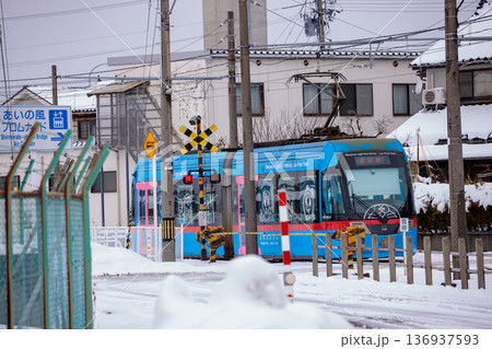 雪景色を走る万葉線のライトレール 雪景色を走る万葉線のライトレール 136937593
