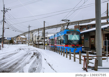 雪景色を走る万葉線のライトレール 雪景色を走る万葉線のライトレール 136937595