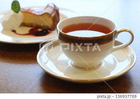 チーズケーキと紅茶でティータイム 136937789