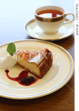 チーズケーキと紅茶でティータイム チーズケーキと紅茶でティータイム 136937830