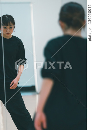ダンス練習をする若者 136938056