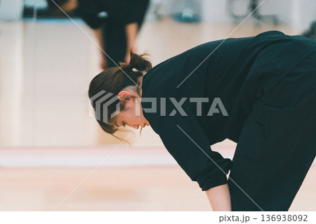 ダンサーの膝痛 136938092