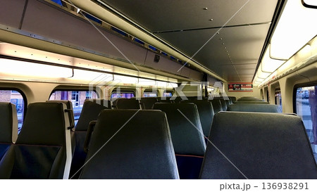 アメリカで運行しているカルトレインの車内の風景 アメリカで運行しているカルトレインの車内の風景 136938291