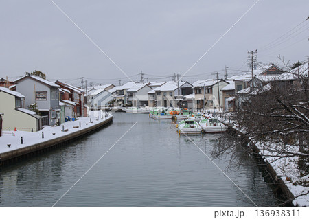 富山県の内川地区の漁船と雪景色 富山県の内川地区の漁船と雪景色 136938311