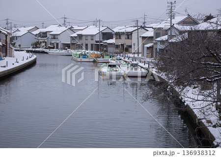 富山県の内川地区の漁船と雪景色 136938312