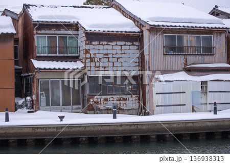 富山県の内川地区の漁船と雪景色 富山県の内川地区の漁船と雪景色 136938313