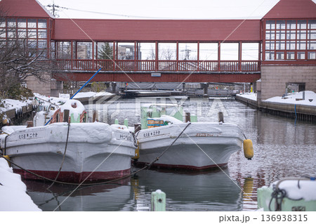 富山県の内川地区の漁船と雪景色 136938315