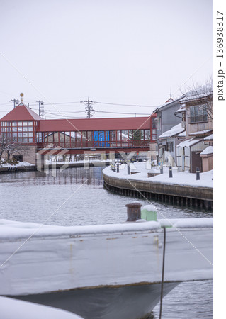 富山県の内川地区の漁船と雪景色 136938317