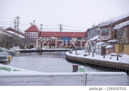 富山県の内川地区の漁船と雪景色 富山県の内川地区の漁船と雪景色 136938318