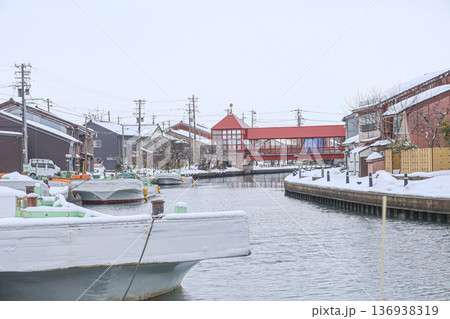 富山県の内川地区の漁船と雪景色 136938319