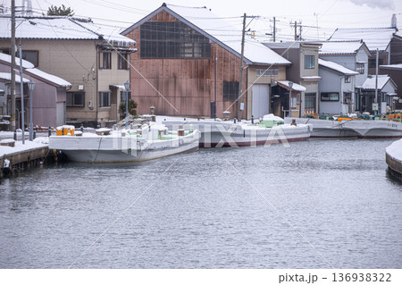富山県の内川地区の漁船と雪景色 136938322