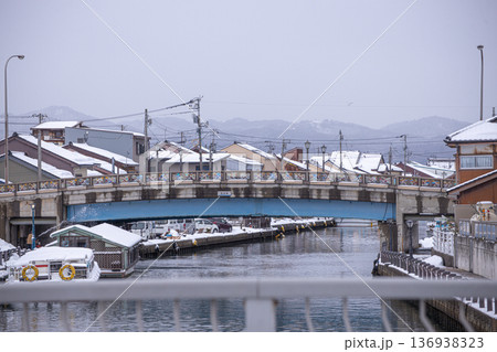 富山県の内川地区の漁船と雪景色 136938323