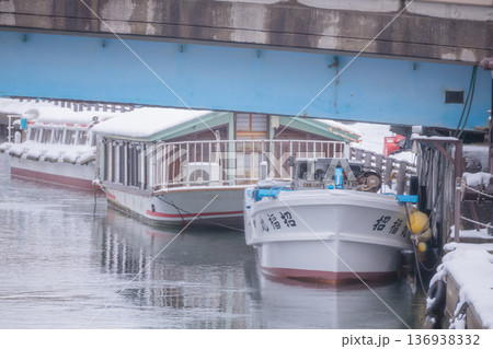 富山県の内川地区の漁船と雪景色 136938332