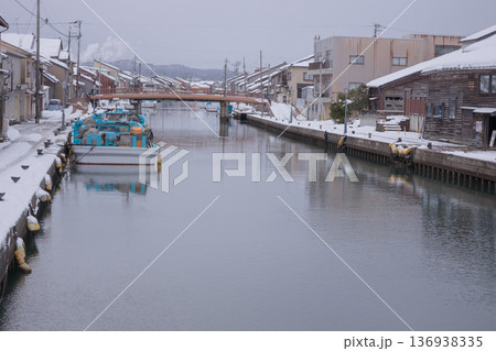 富山県の内川地区の漁船と雪景色 富山県の内川地区の漁船と雪景色 136938335