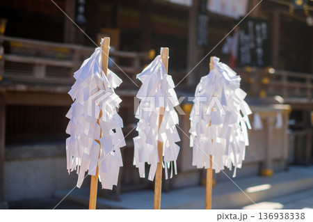 神社の境内に並ぶ白い御幣(ごへい):お祓いと浄化を象徴する日本の伝統風景 神社の境内に並ぶ白い御幣(ごへい):お祓いと浄化を象徴する日本の伝統風景 136938338