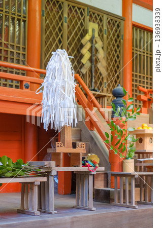 神社に用意された神事の祭壇：大麻（おおぬさ）と供え物 136938339