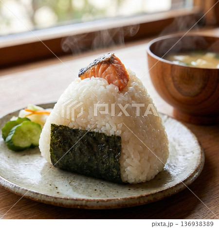 ツヤツヤご飯の三角おにぎり 136938389