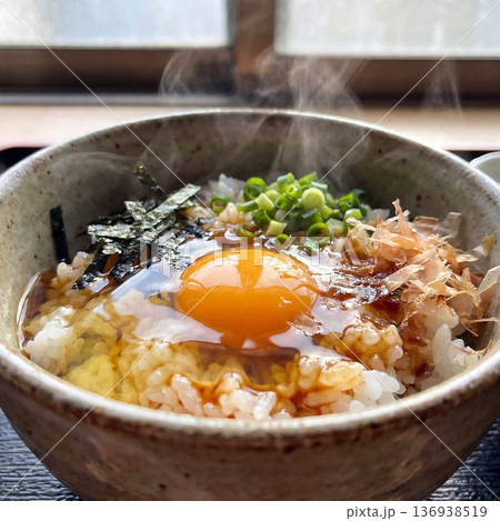 ツヤツヤ光っているシズル感のある卵かけご飯 136938519