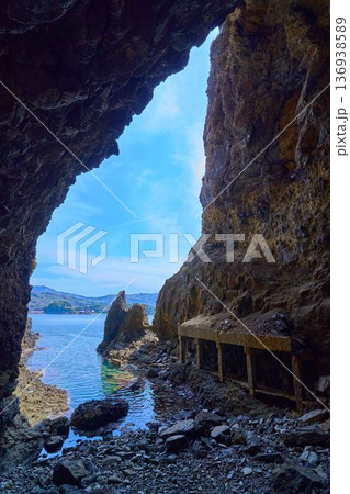 島根県松江市島根町の旧潜戸(きゅうくけど)の内部から日本海を見る 136938589