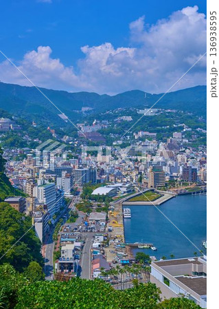 静岡県熱海市の熱海展望台から北側の眺望(熱海市街,熱海港など) 136938595