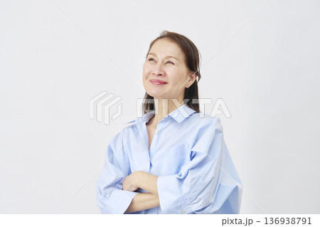 白背景で想像する女性 136938791