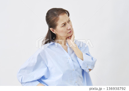 白背景で悩む女性 136938792