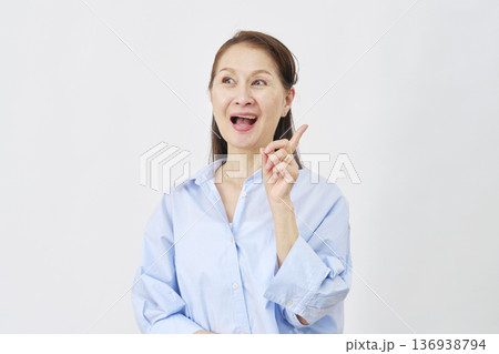 白背景でひらめく女性 白背景でひらめく女性 136938794