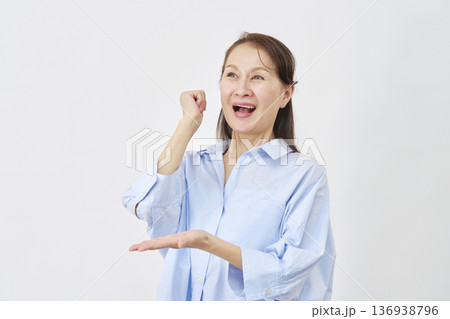 白背景でひらめく女性 136938796