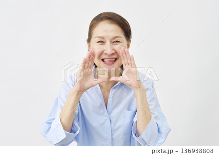 白背景で応援する女性 白背景で応援する女性 136938808