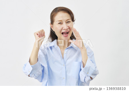 白背景で応援する女性 白背景で応援する女性 136938810