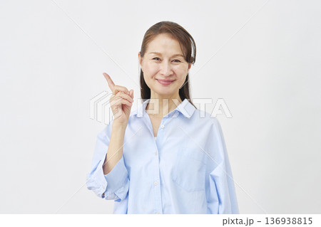 白背景で左側を指差す女性 白背景で左側を指差す女性 136938815