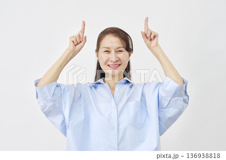 白背景で上を指差す女性 白背景で上を指差す女性 136938818