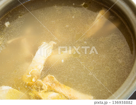 家庭で作る鶏の出汁スープ 家庭で作る鶏の出汁スープ 136938882