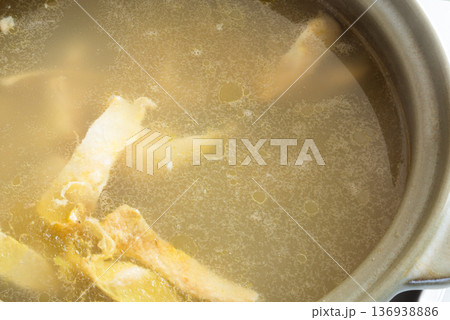 家庭で作る鶏の出汁スープ 136938886