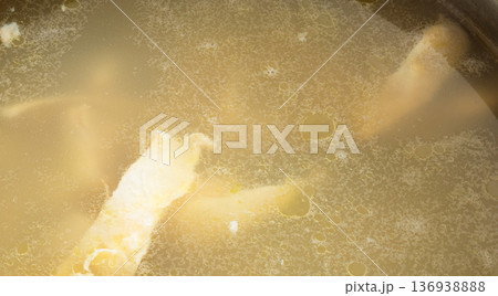 家庭で作る鶏の出汁スープ 家庭で作る鶏の出汁スープ 136938888